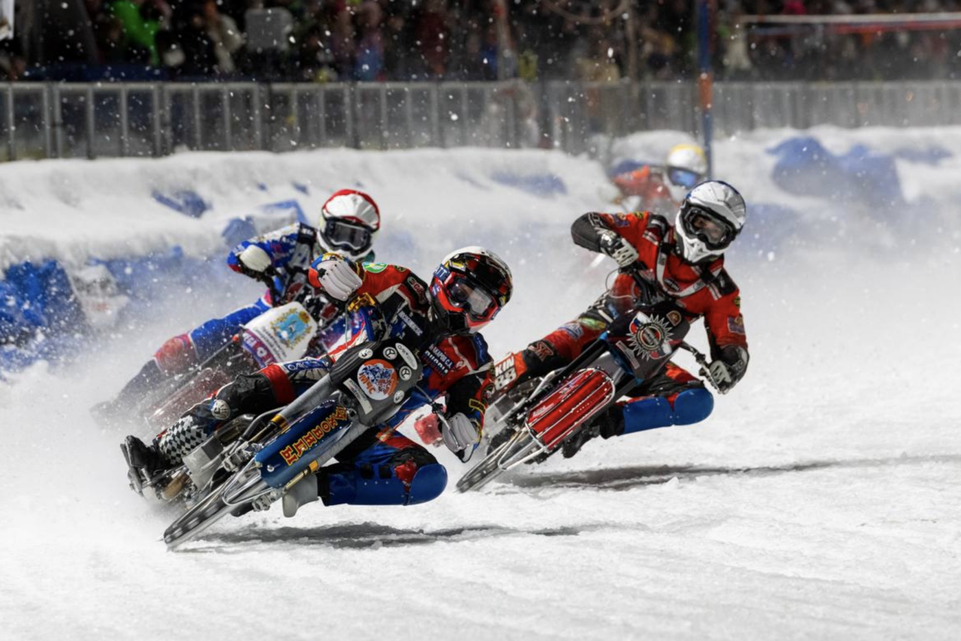 На входе в повороты скорость гонщиков составляет примерно 90 км/ч, а на прямой может достигать 140–150 км/ч.