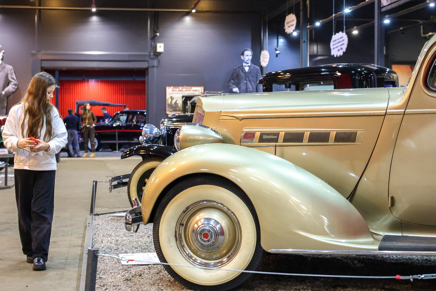 В музее "Автомобили мира".