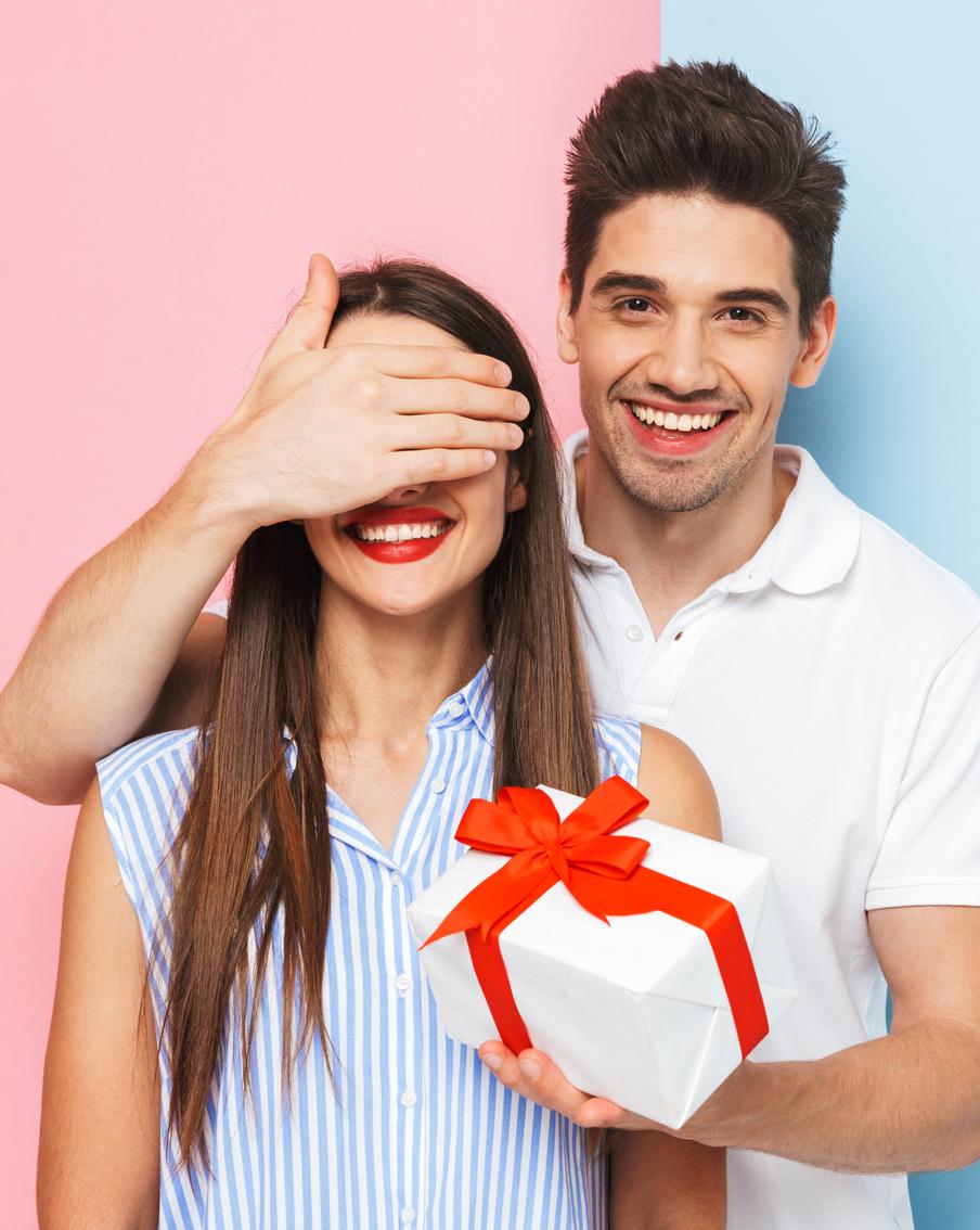 Россиянки назвали худшие подарки на 8 Марта. Женщины в России составили антирейтинг праздничных презентов к Международному женскому дню. Лидером списка стали напольные весы, а также вещи, выбранные без учёта личных предпочтений