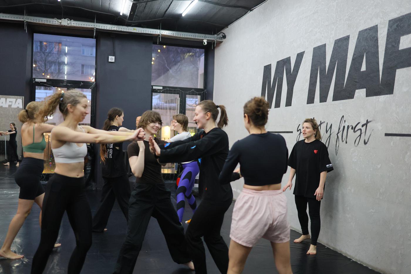 Москвичек учат отбиваться от мужчин швабрами и карандашами