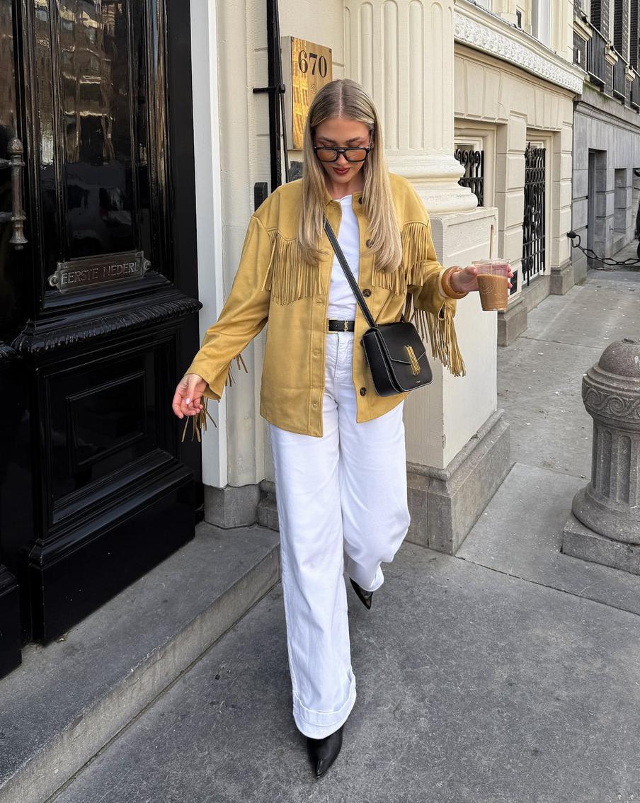 Куртка-рубашка с бахромой – деталь в стилистике бохо.