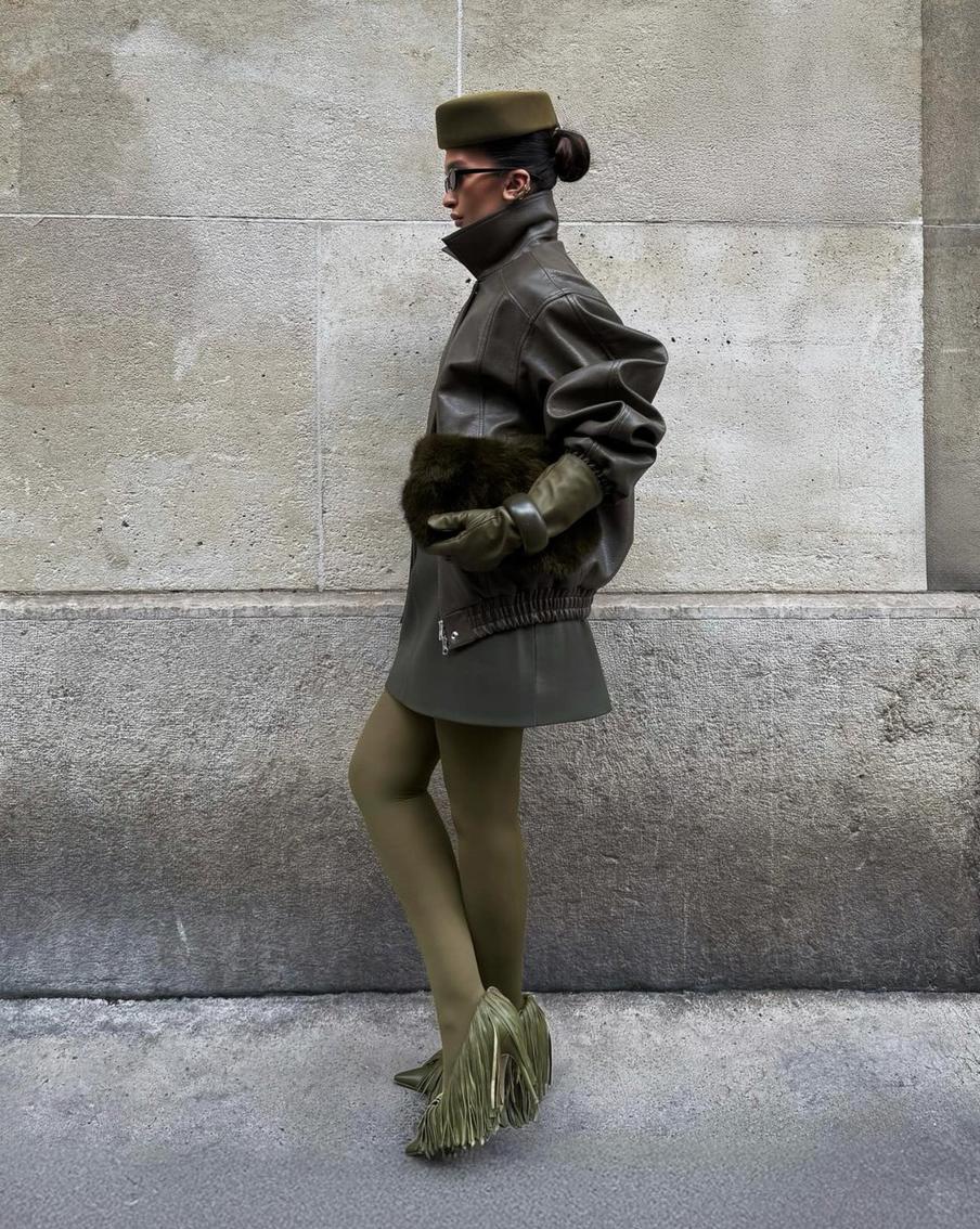 Обувь, декорированная "лапшой", – заметный акцент образа.