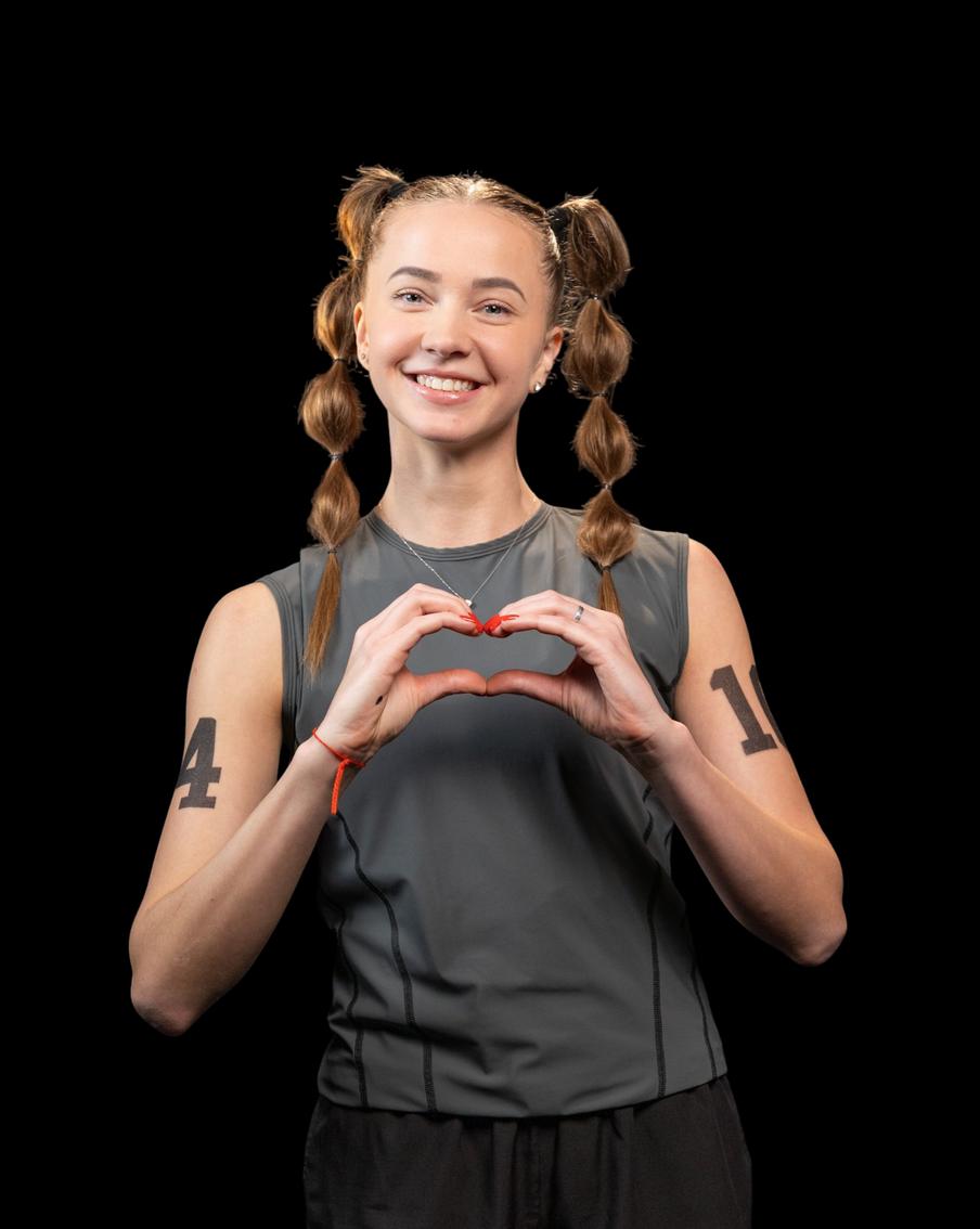 Дарья Дубова – двукратная чемпионка Европы по художественной гимнастике, абсолютная чемпионка мира в командном зачёте по эстетической гимнастике, участница 3-го сезона шоу "Титаны".