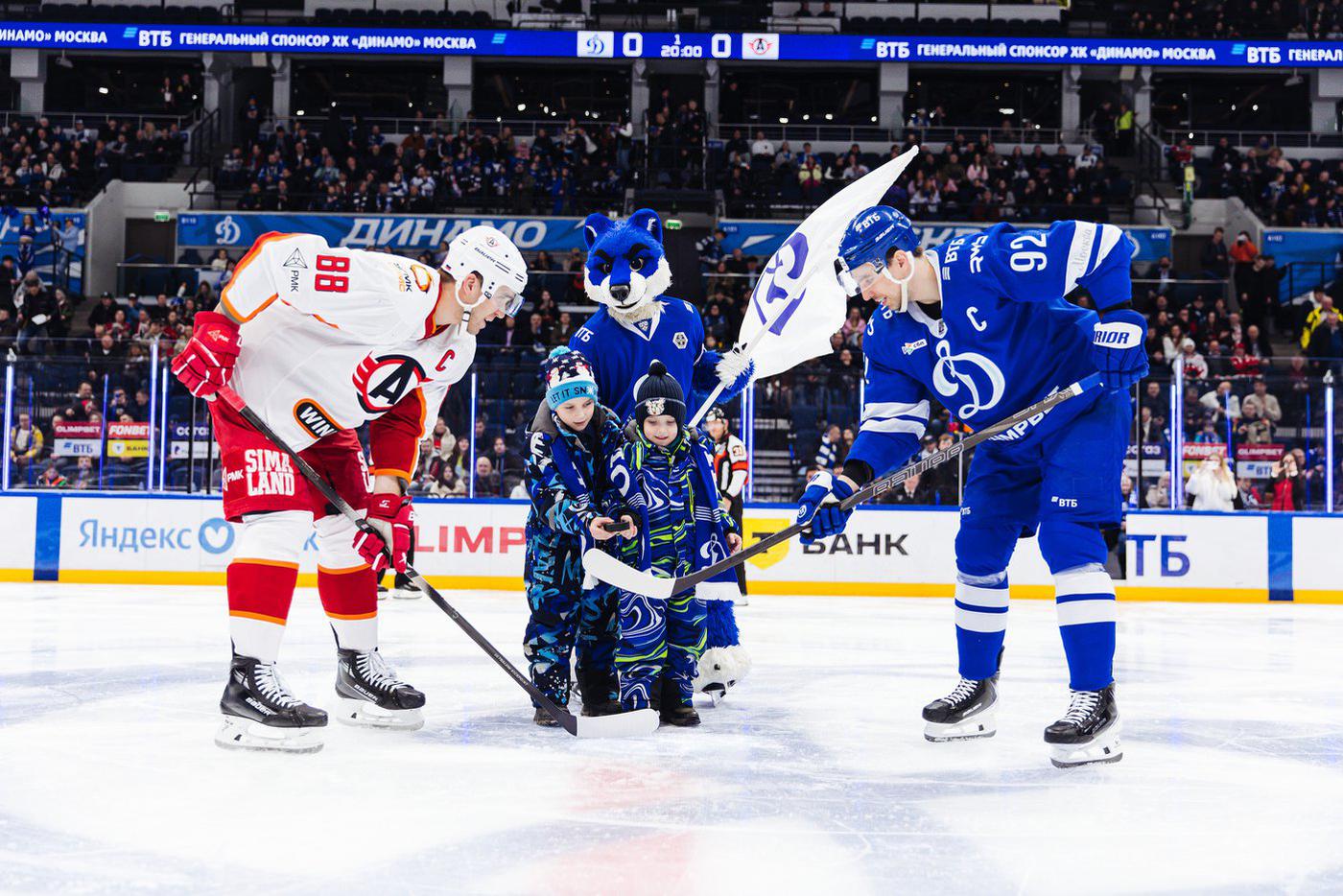 Только представьте эмоции мальчишек, которым довелось постоять на льду рядом со звездой.