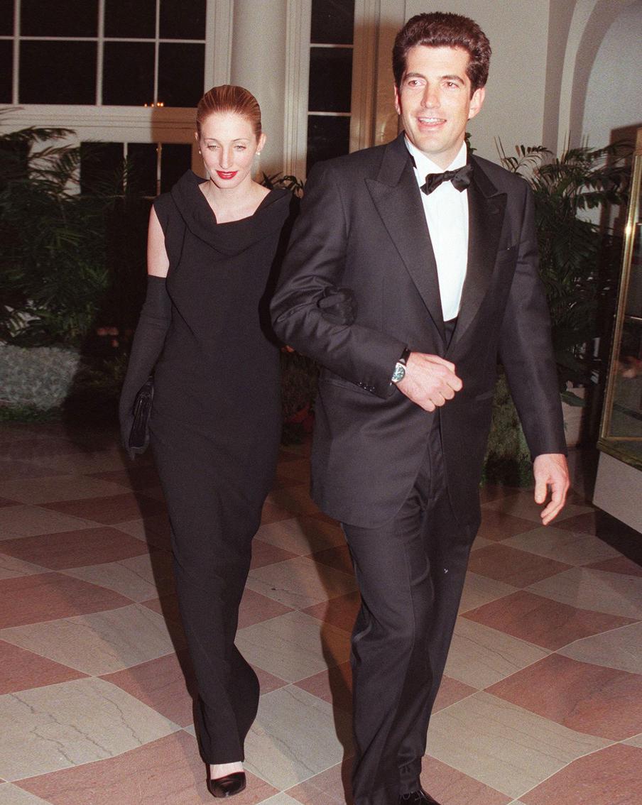 Архивные вещи Кэролин Бессетт-Кеннеди продали на аукционе за 253 тысячи долларов