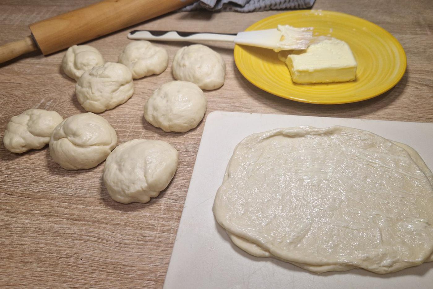 Перемазываем тесто сливочным маслом.