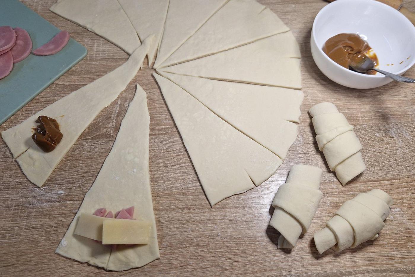 Скручивать рулетики нужно так, чтобы "хвостик" был внизу круассана.