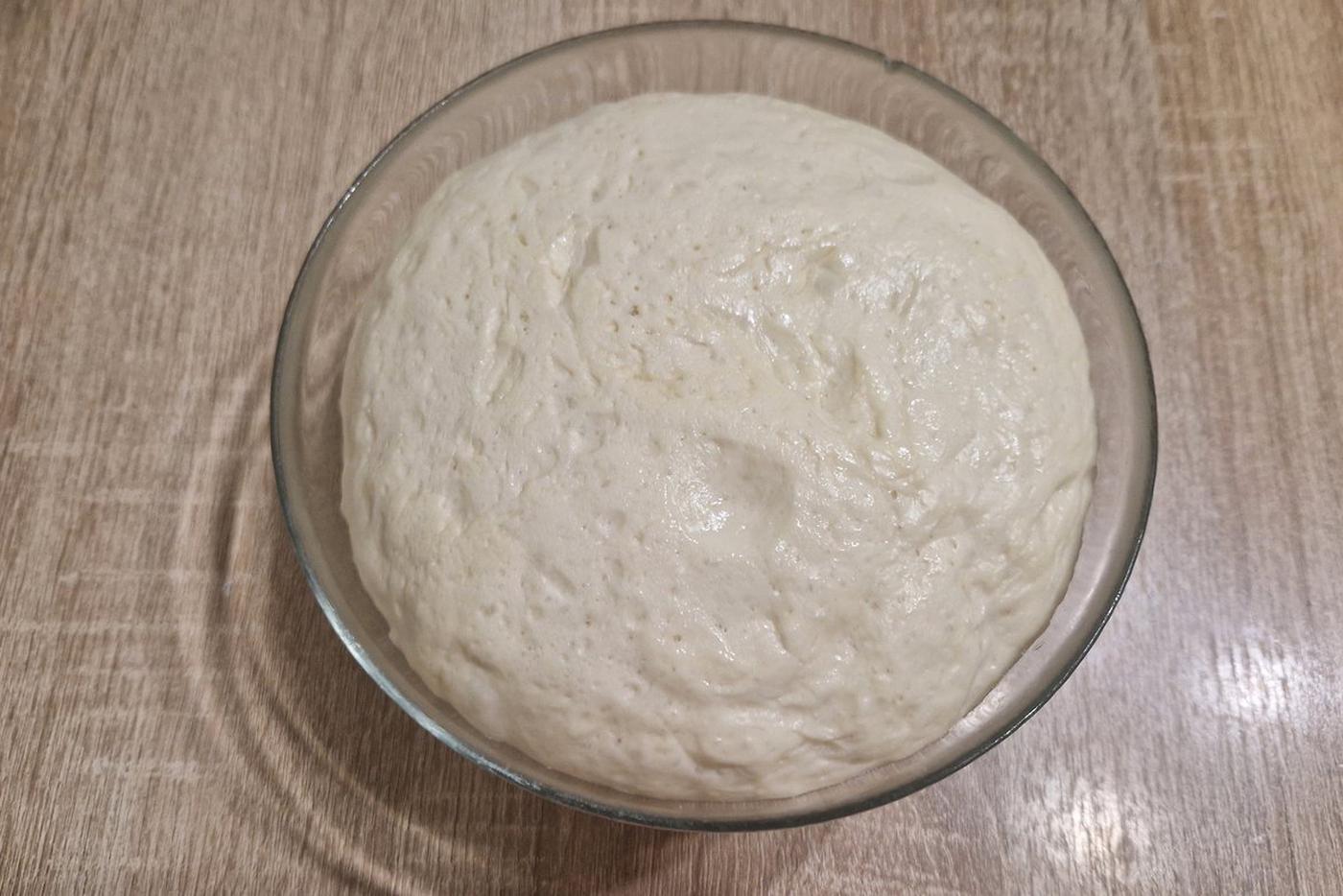 Тесто должно подняться и стать в два раза объёмнее.