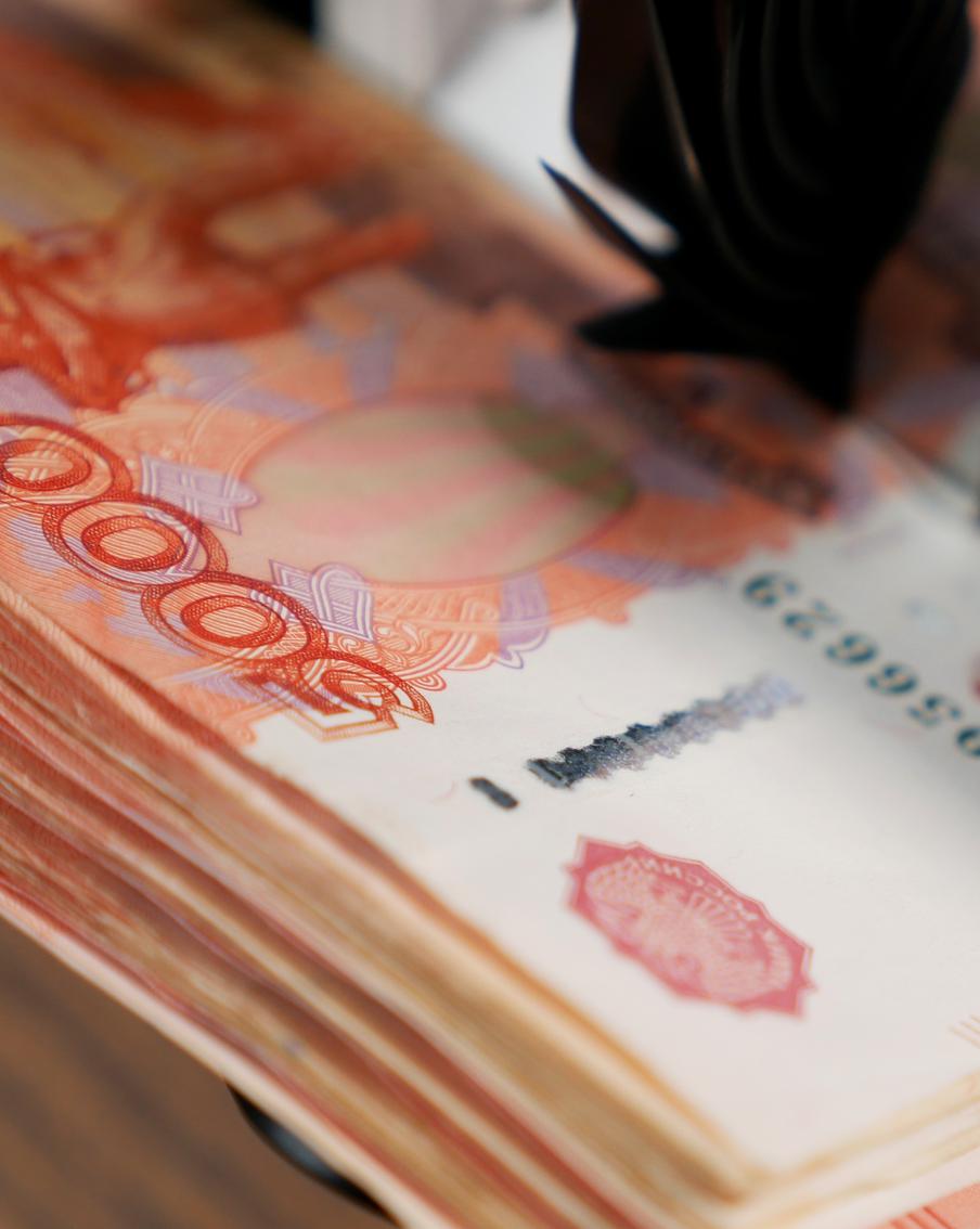 Средняя зарплата россиян превысила 200 тысяч рублей в пяти регионах страны. Количество регионов, где средняя зарплата жителей превысила 200 тысяч рублей, увеличилось до пяти. Отмечается, что ещё один российский субъект появился в этом списке по итогу прошлого года