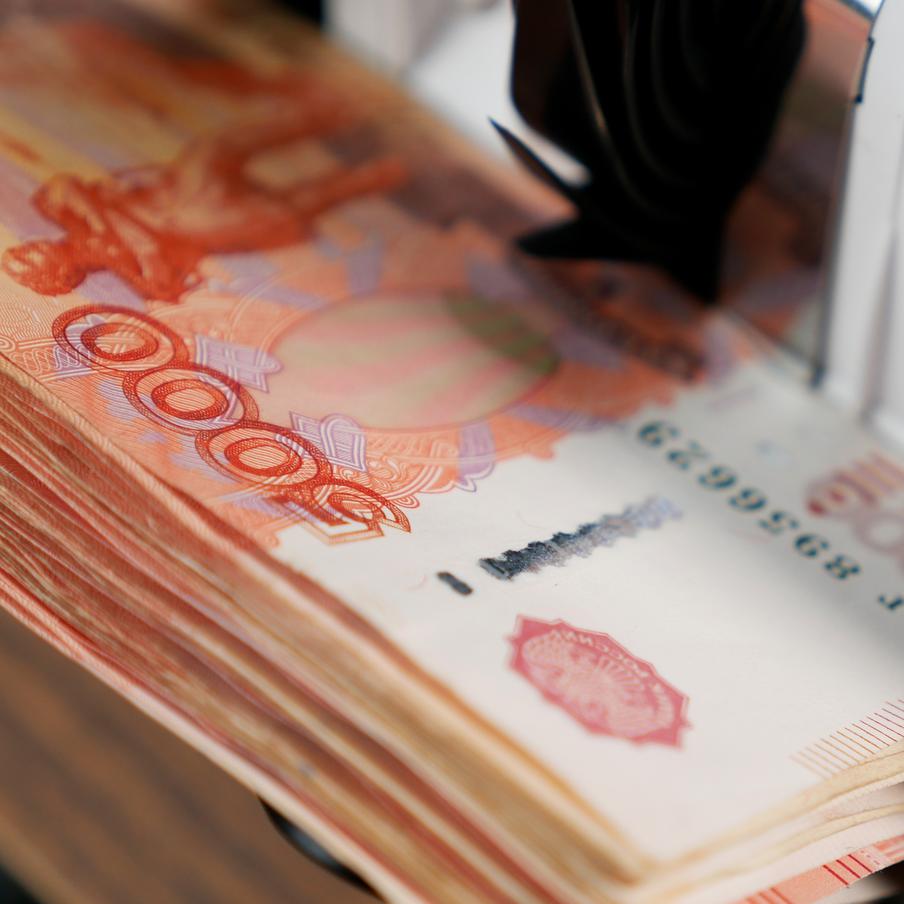 Средняя зарплата россиян превысила 200 тысяч рублей в пяти регионах страны. Количество регионов, где средняя зарплата жителей превысила 200 тысяч рублей, увеличилось до пяти. Отмечается, что ещё один российский субъект появился в этом списке по итогу прошлого года