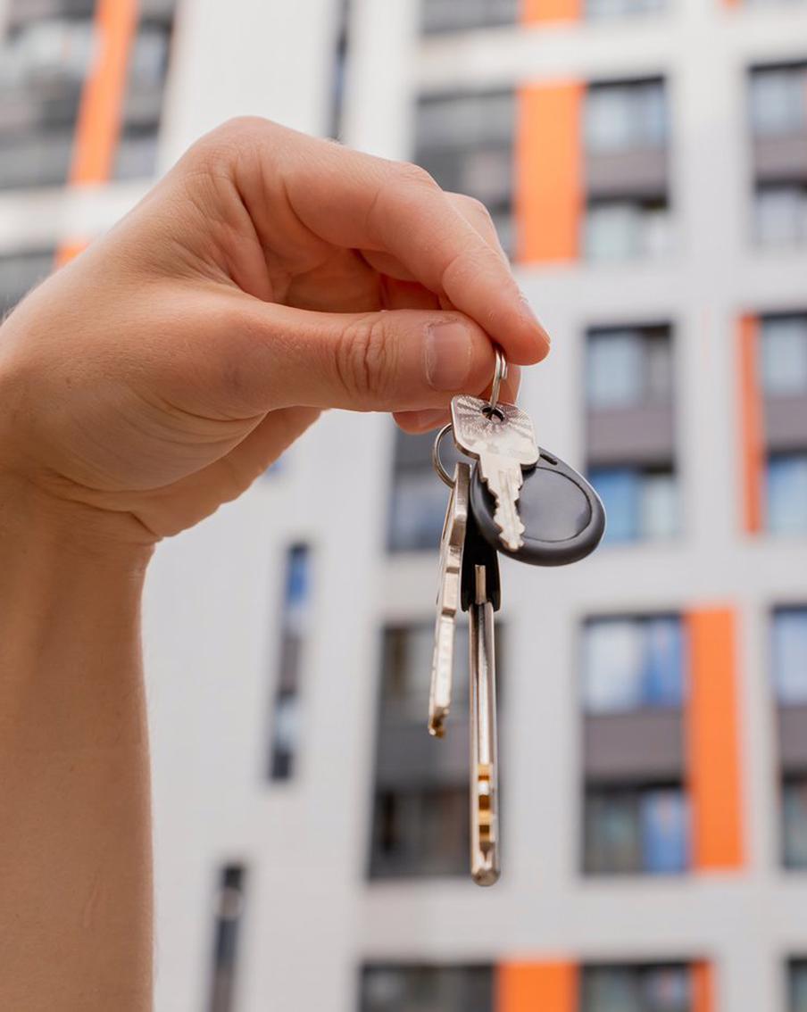 Стало известно, в каких российских регионах снижаются цены на жильё. В четырёх российских регионах стоимость недвижимости начала снижаться. Среди них Смоленская, Архангельская и Омская области, а также Хакасия. Причём в половине субъектах России снижение началось уже в 2026 году