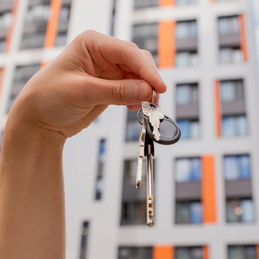 Стало известно, в каких российских регионах снижаются цены на жильё. В четырёх российских регионах стоимость недвижимости начала снижаться. Среди них Смоленская, Архангельская и Омская области, а также Хакасия. Причём в половине субъектах России снижение началось уже в 2026 году