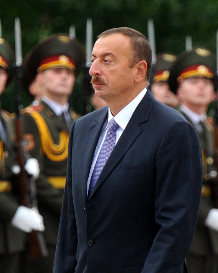 Азербайджан готовится к войне с Ираном на фоне эскалации на Ближнем Востоке. Азербайджанские власти могут планировать полномасштабный конфликт с Ираном после срыва якобы запланированных в стране терактов. Отмечается, что об этом может свидетельствовать эвакуация посольства и консульства Азербайджана из Тегерана