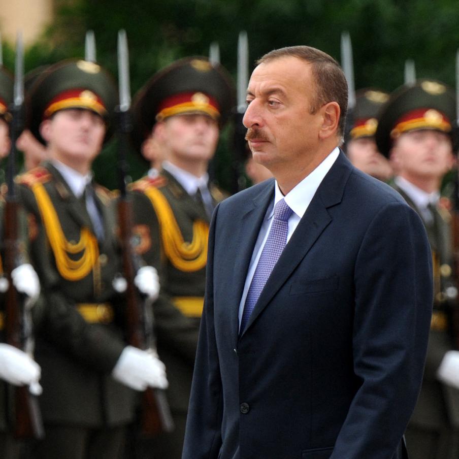 Азербайджан готовится к войне с Ираном на фоне эскалации на Ближнем Востоке. Азербайджанские власти могут планировать полномасштабный конфликт с Ираном после срыва якобы запланированных в стране терактов. Отмечается, что об этом может свидетельствовать эвакуация посольства и консульства Азербайджана из Тегерана