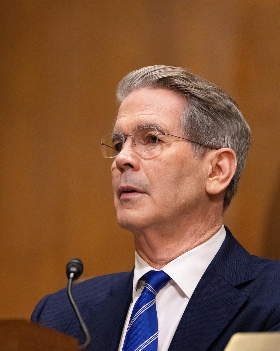 США могут смягчить санкции против российской нефти из-за войны с Ираном. Американские власти рассматривают возможное смягчение наложенных на российскую нефть ограничений на фоне эскалации конфликта с Ираном и связанных с этим сложностей по вывозу нефти с Ближнего Востока