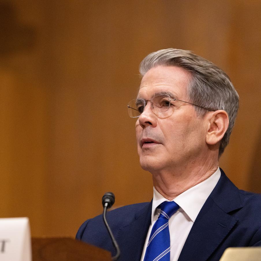 США могут смягчить санкции против российской нефти из-за войны с Ираном. Американские власти рассматривают возможное смягчение наложенных на российскую нефть ограничений на фоне эскалации конфликта с Ираном и связанных с этим сложностей по вывозу нефти с Ближнего Востока