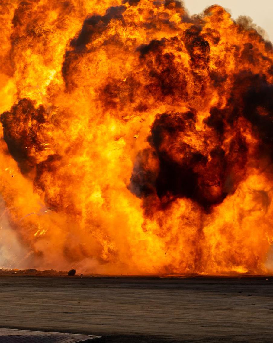 Иран нанёс удар по объектам США в ОАЭ и Кувейте. Военно-морские силы Ирана сообщили о массированных ударах беспилотниками по американским военным объектам в Объединённых Арабских Эмиратах и Кувейте. Согласно заявлению армии, опубликованному агентством Fars, атаки были направлены на американскую базу Аль-Минхад в Абу-Даби и лагерь Аль-Адири в Кувейте