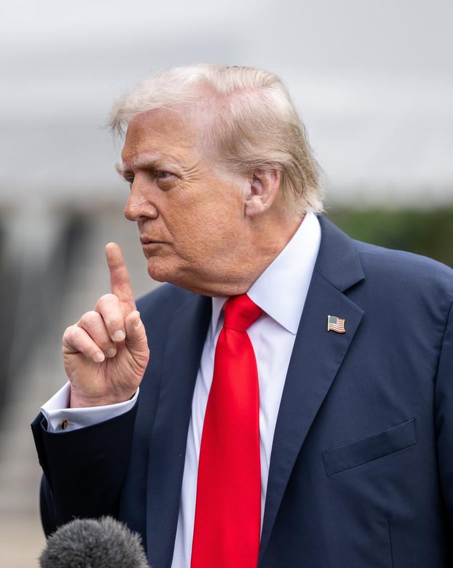 Дональд Трамп раскритиковал подозрения в помощи России иранским военным. Американский президент назвал вопрос журналиста о возможном военном сотрудничестве России и Ирана в рамках военной операции США на Ближнем Востоке глупым. Он также заявил о его неуместности