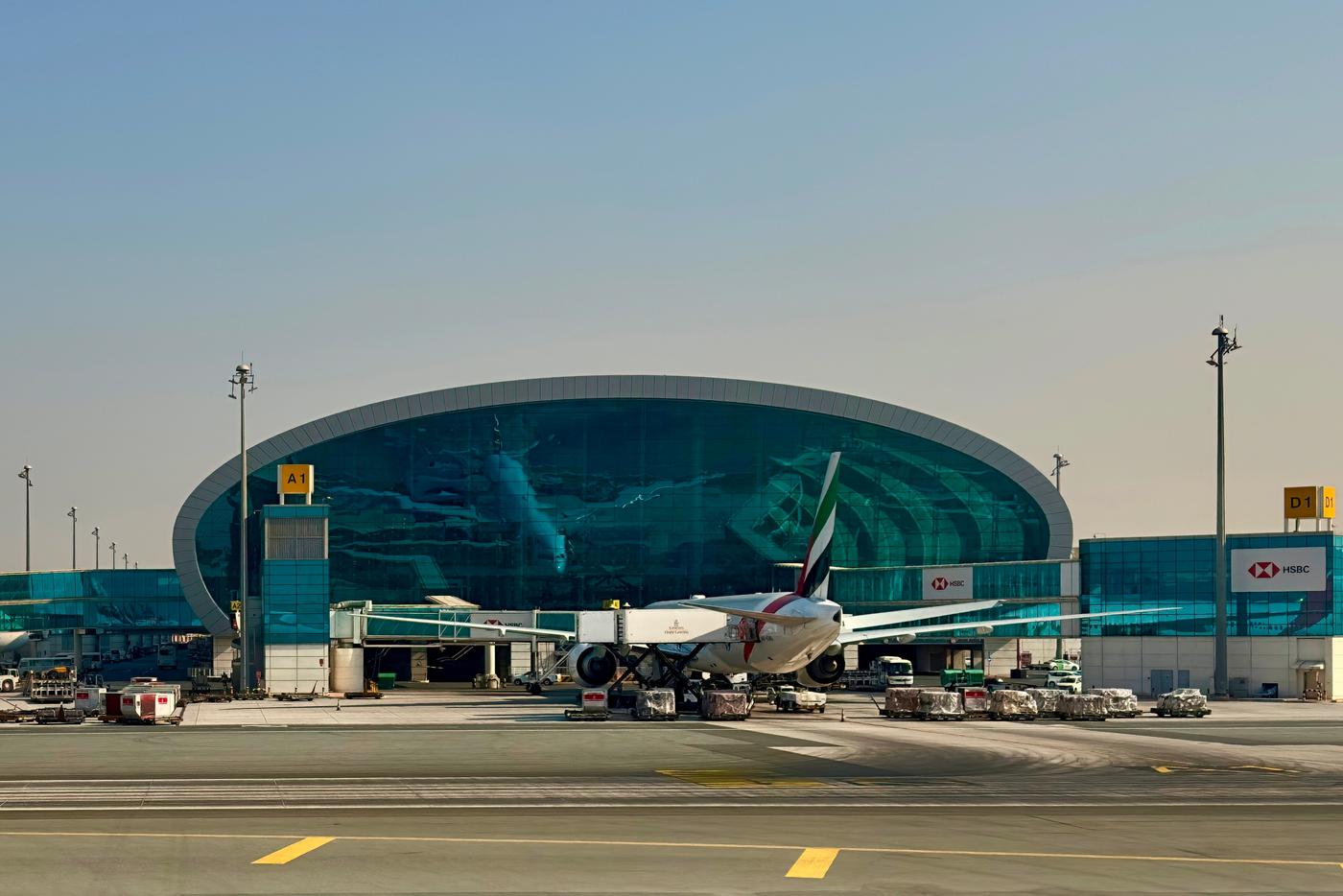 Дубайский международный аэропорт прекратил свою работу на фоне продолжающихся атак Ирана по территории ОАЭ