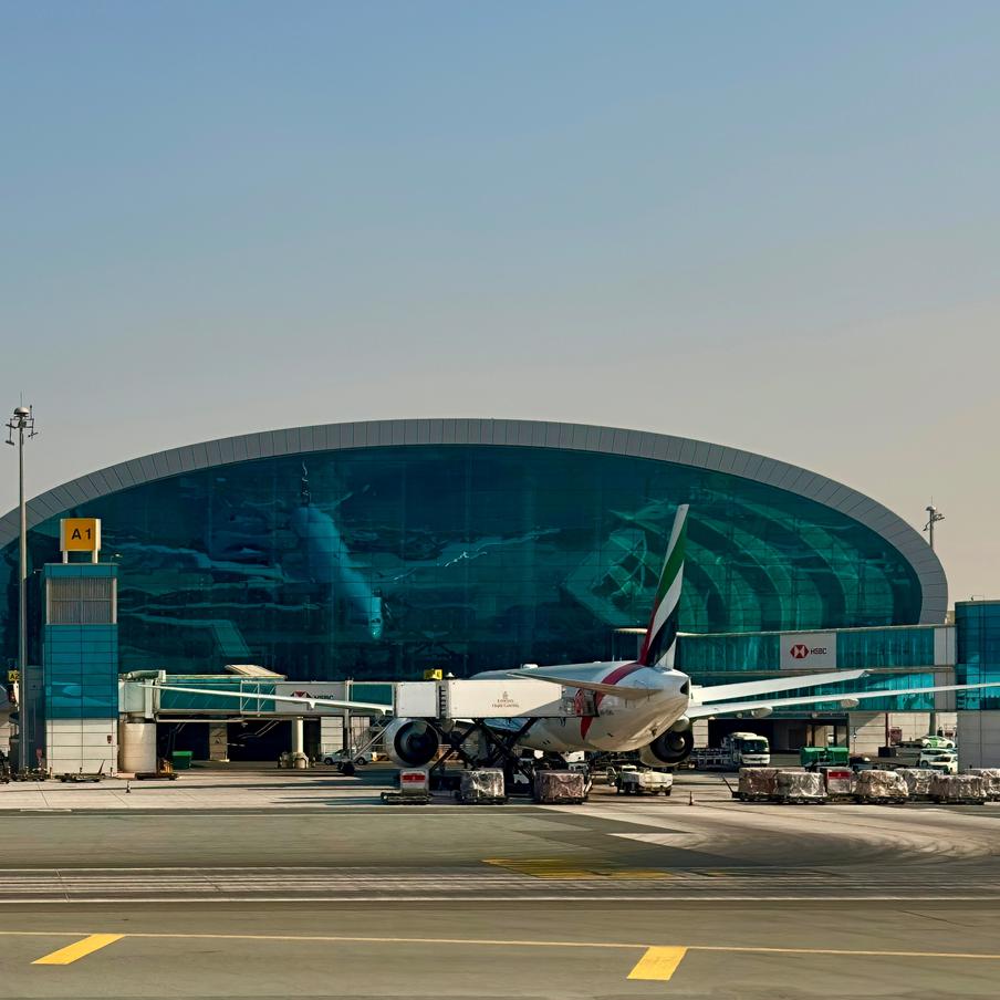 Аэропорт Дубая приостановил приём и отправку рейсов из-за атак дронов Ирана. Дубайский международный аэропорт приостановил приём и отправку самолётов на неопределённый срок. Отмечается, что данное решение объясняется мерами по обеспечению безопасности гражданского авиасообщения