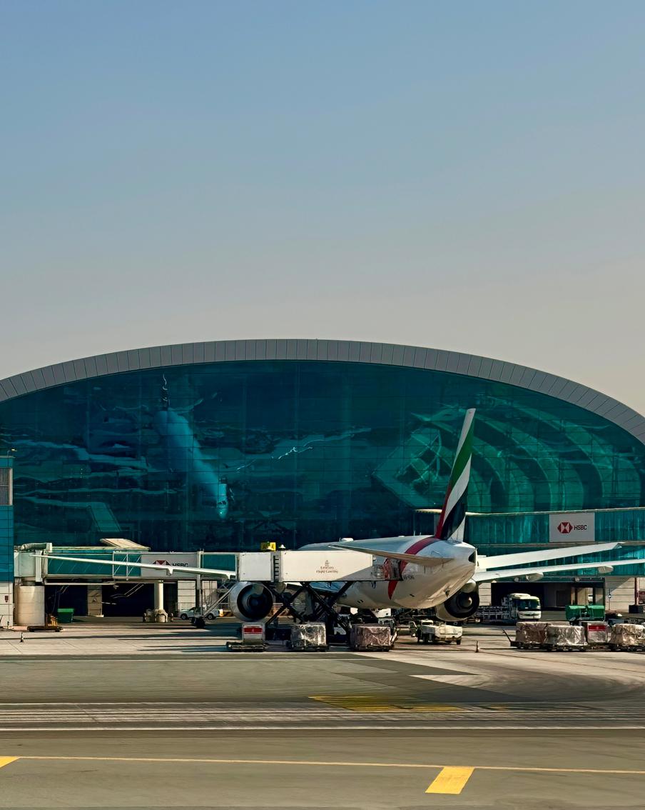 Аэропорт Дубая приостановил приём и отправку рейсов из-за атак дронов Ирана. Дубайский международный аэропорт приостановил приём и отправку самолётов на неопределённый срок. Отмечается, что данное решение объясняется мерами по обеспечению безопасности гражданского авиасообщения