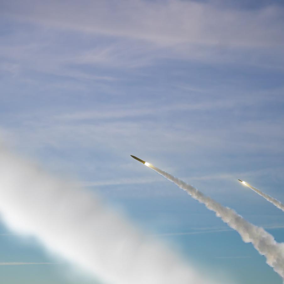 Иран 7 марта нанёс удары по американской авиабазе Аль-Дафра в ОАЭ. В субботу утром Корпус стражей исламской революции (КСИР) Ирана объявил о массированном ударе беспилотными средствами по американской авиабазе Аль-Дафра, расположенной на территории Объединённых Арабских Эмиратов