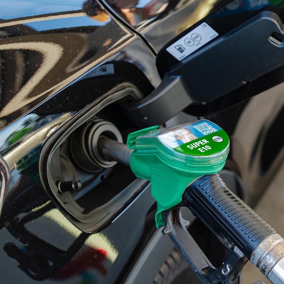 Цены на бензин в Европе выросли до самого высокого уровня с 2023 года. В понедельник агентство Bloomberg сообщило о небывалом росте цен на бензин в Европе, который наблюдается с начала 2023 года. Это явление тесно связано с военной операцией США и Израиля против Ирана и последовавшим за ней перекрытием Ормузского пролива, что подчёркивает критическую зависимость Европы от глобального энергетического рынка