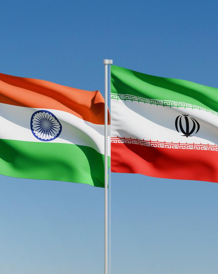 Bloomberg узнало, что Индия дала убежище иранскому кораблю. Как сообщает агентство Bloomberg со ссылкой на индийского чиновника, Индия разрешила иранскому военному кораблю IRIS Lavan зайти в свой порт. Иранская сторона направила срочную просьбу о приёме судна 28 февраля, и уже 1 марта Индия одобрила эту просьбу. С 4 марта IRIS Lavan находится в порту города Кочин