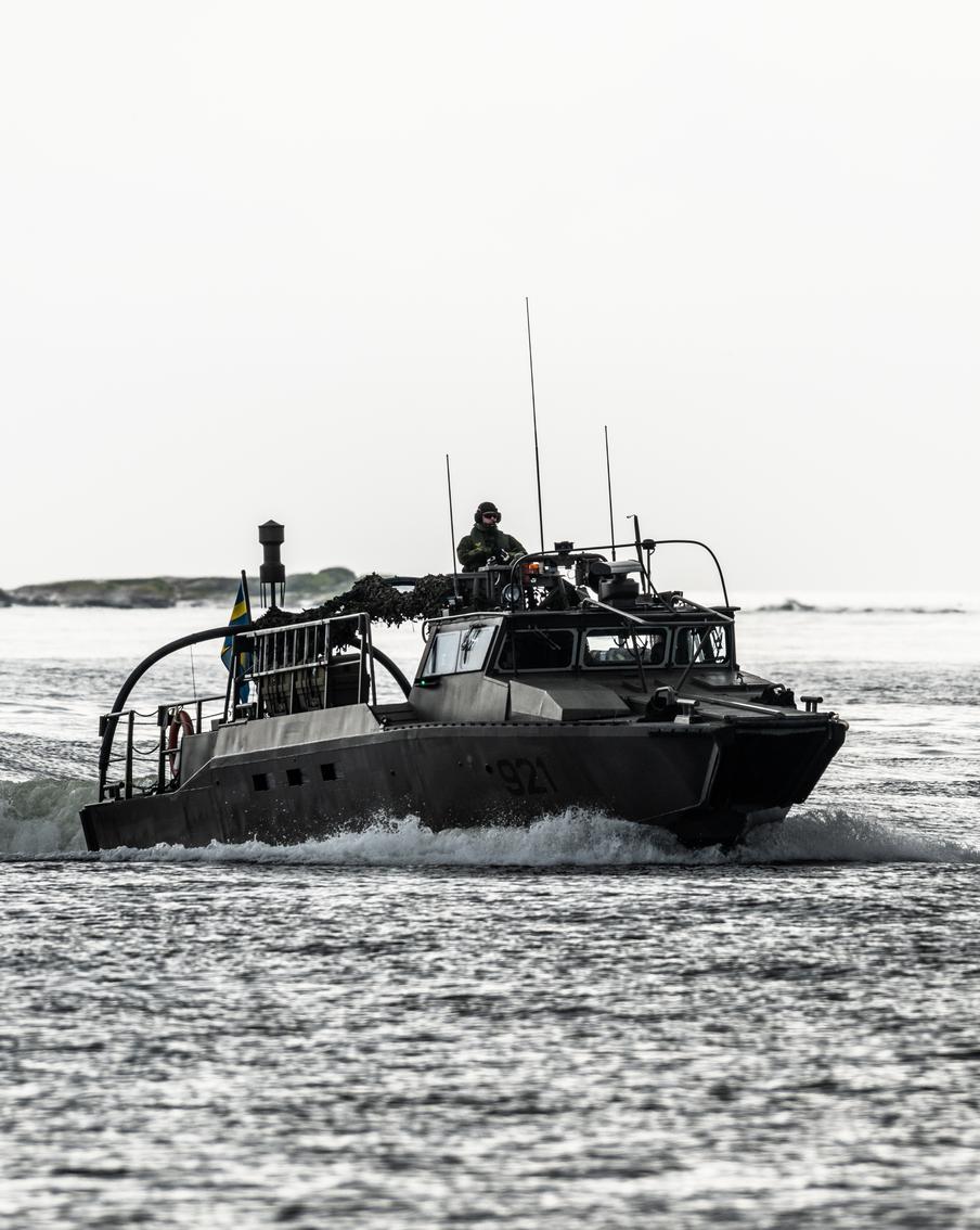 Шведские военные захватили очередной сухогруз из "теневого флота" России. Следовавший в Санкт-Петербург сухогруз под гвинейским флагом был задержан шведскими военными. Отмечается, что перед захватом судно якобы сменило флаг Гвинеи на российский