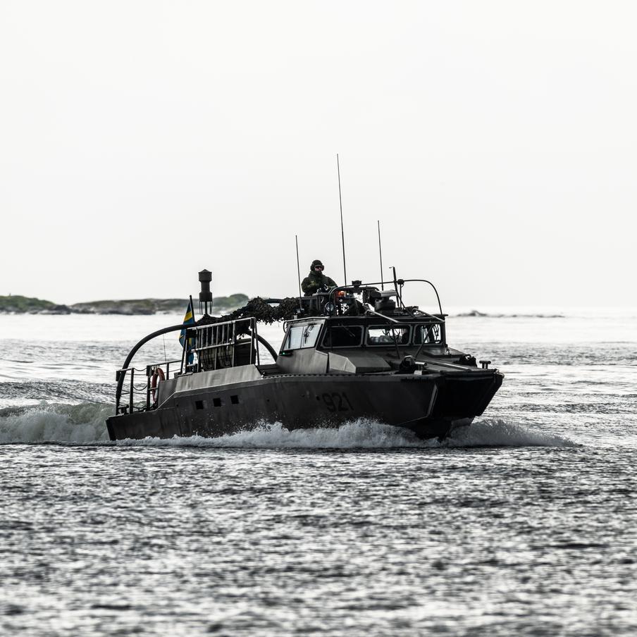 Шведские военные захватили очередной сухогруз из "теневого флота" России. Следовавший в Санкт-Петербург сухогруз под гвинейским флагом был задержан шведскими военными. Отмечается, что перед захватом судно якобы сменило флаг Гвинеи на российский