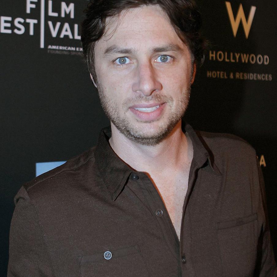 Создатель сериала "Клиника" Билл Лоуренс планирует второй сезон перезапуска. После успешного перезапуска "Клиники" шоураннер Билл Лоуренс надеется на то, что ему дадут возможность снять второй сезон продолжения. Однако это будет зависеть от владельцев платформы, где сейчас транслируется сериал