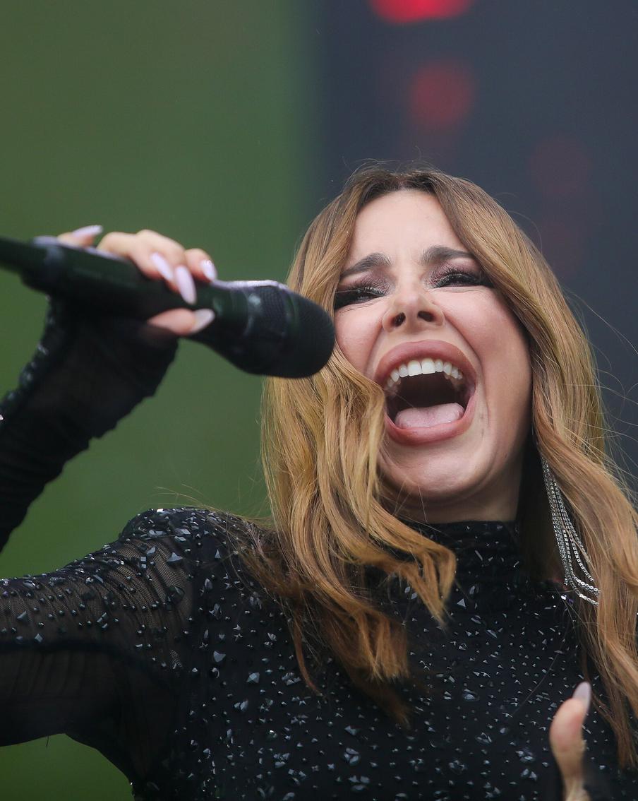 Все ахнули: Ани Лорак лишилась сразу двух рук прямо во время концерта