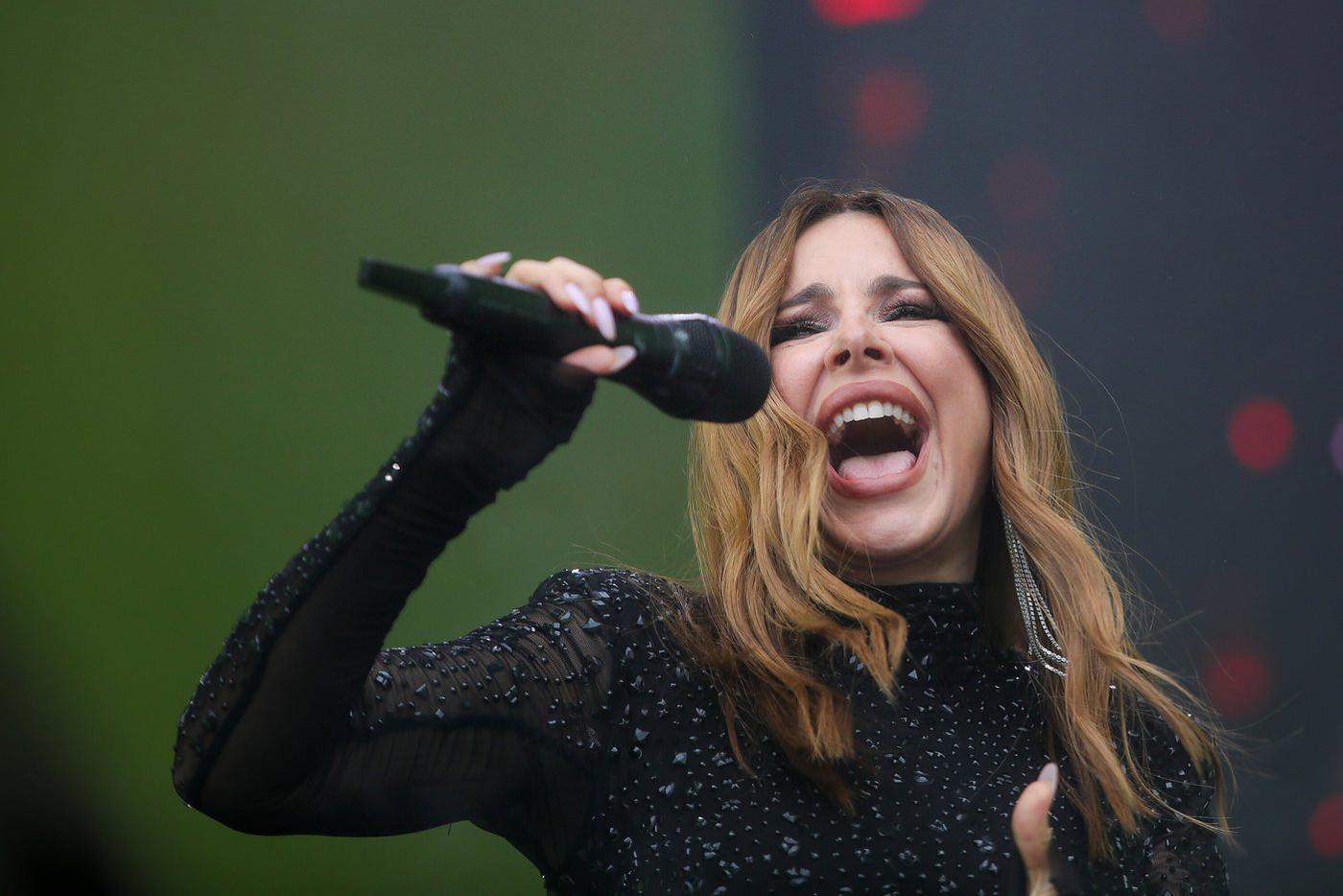 Все ахнули: Ани Лорак лишилась двух рук прямо во время концерта