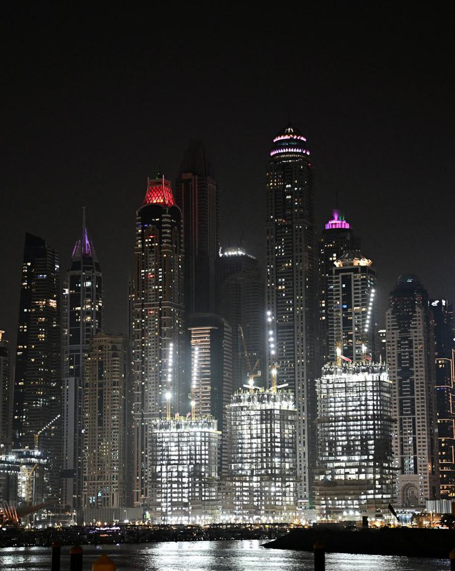 Иранский дрон врезался в один из элитных небоскрёбов в районе Дубай Марина. Беспилотник иранских военных ударил по 88-му этажу элитной высотки 23-Marina в районе Дубай Марина. Из здания экстренно эвакуировали находящихся в нём в момент атаки людей. В ходе инцидента погиб один человек