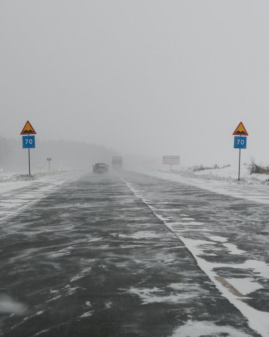 На федеральной трассе М-5 "Урал" ограничат движение для расчистки дороги. Из-за большого количества снега на федеральной трассе М-5 будут введены временные ограничения на движение транспорта. Они потребуется для проведения расчистки дороги