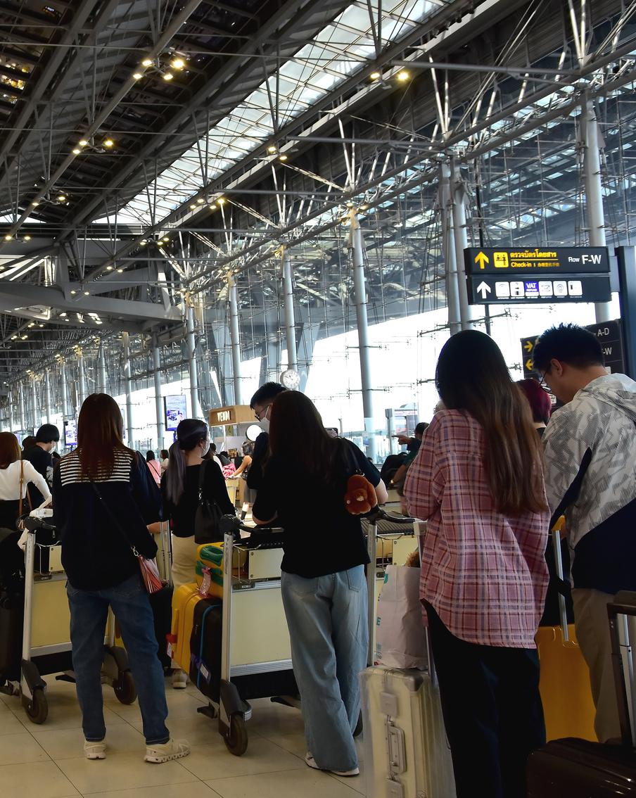 Российское посольство в Таиланде согласовало 16 дополнительных вывозных рейсов. Диппредставительство России в Таиланде договорилось с одной из российских авиакомпаний об организации 16 дополнительных рейсов для застрявших в стране из-за кризиса на Ближнем Востоке туристов