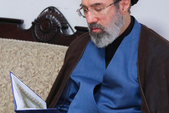 Сын и один из главных претендентов на пост Верховного лидера Моджтаба Хаменеи мог быть ранен в ходе атаки США на Иран