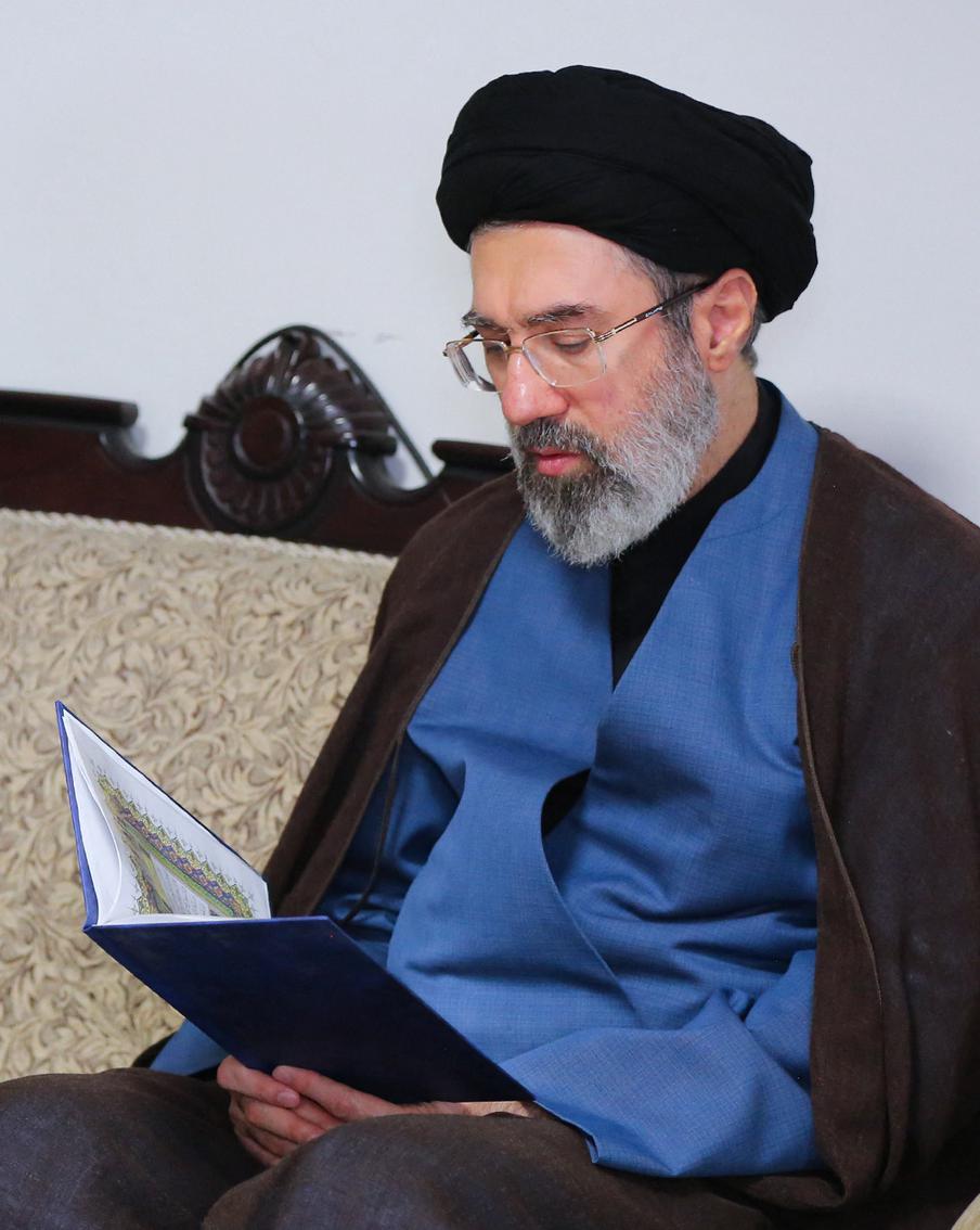 Предполагаемый преемник погибшего Верховного лидера Ирана Али Хаменеи ранен. Один из наиболее вероятных кандидатов на пост Верховного лидера Ирана, сын предыдущего аятоллы, Моджтаба Хаменеи мог быть ранен в ходе одной из американо-израильских атак. Его актуальное состояние неизвестно