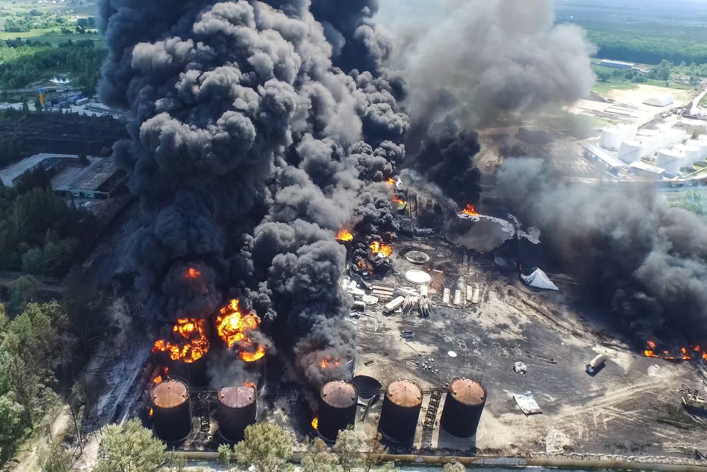 Иранцев предупредили о кислотных дождях после ударов по нефтехранилищам