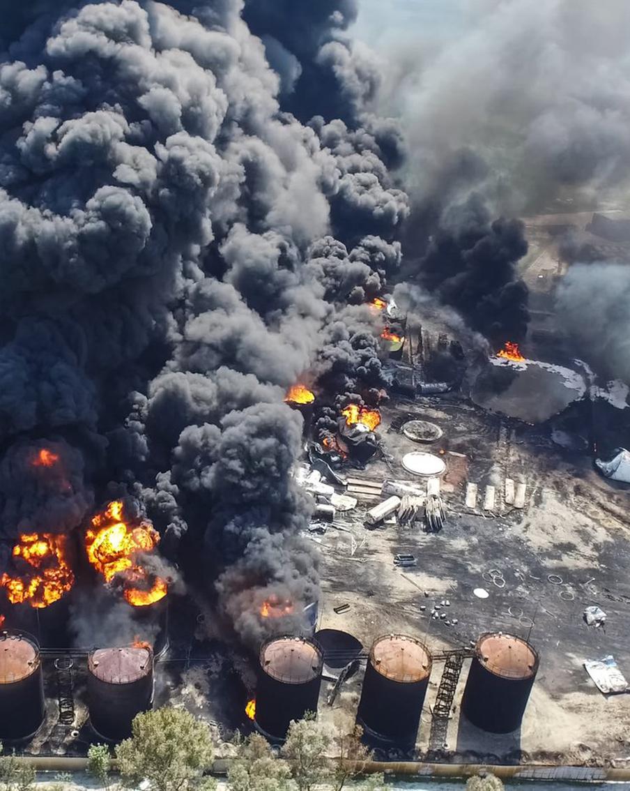 Иранцев предупредили о кислотных дождях после ударов по нефтехранилищам. В результате взрывов на нефтяных складах в Тегеране в атмосферу было выброшено большое количество опасных химических веществ, что может привести к выпадению токсичных кислотных дождей, сообщает агентство ISNA со ссылкой на Красный Полумесяц Ирана