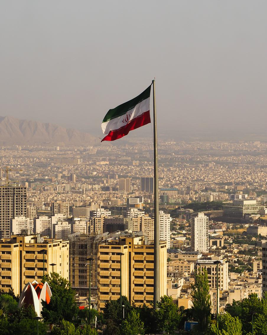 Правящие элиты Ирана раскололись после смерти Верховного лидера Али Хаменеи. Внутри иранского руководства мог начаться идеологический раскол на фоне гибели в ходе американо-израильской военной операции Верховного лидера страны Али Хаменеи. Один из спорных для элит вопросов оказалась кандидатура преемника Хаменеи