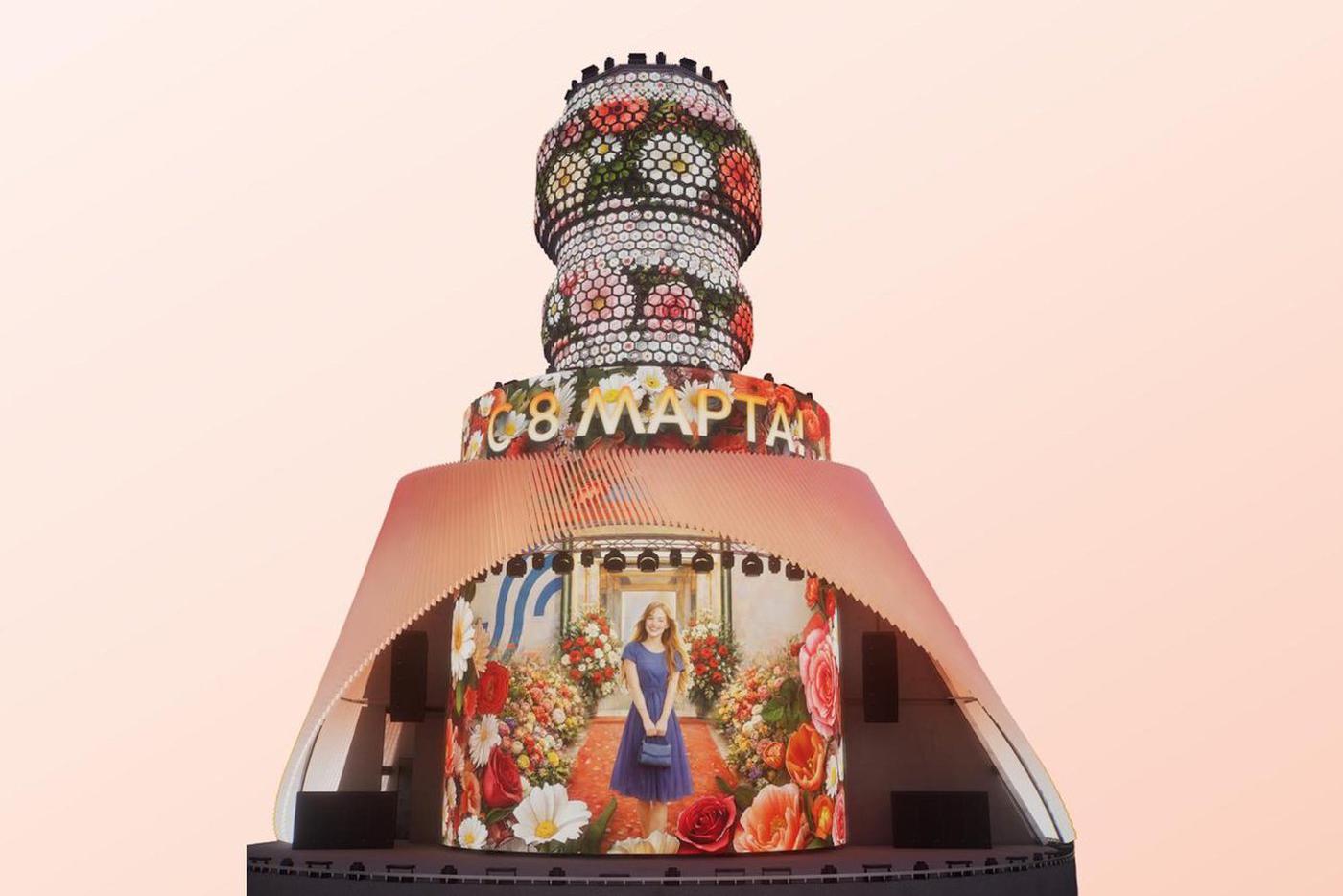 Тематический сюжет к Международному женскому дню показывают на "Матрешке Москвы" в парке "Зарядье"