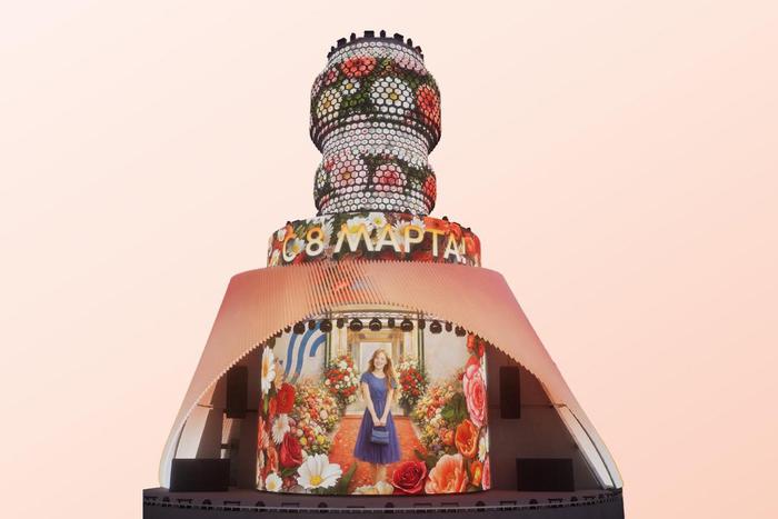 Тематический сюжет к Международному женскому дню показывают на "Матрешке Москвы" в парке "Зарядье"