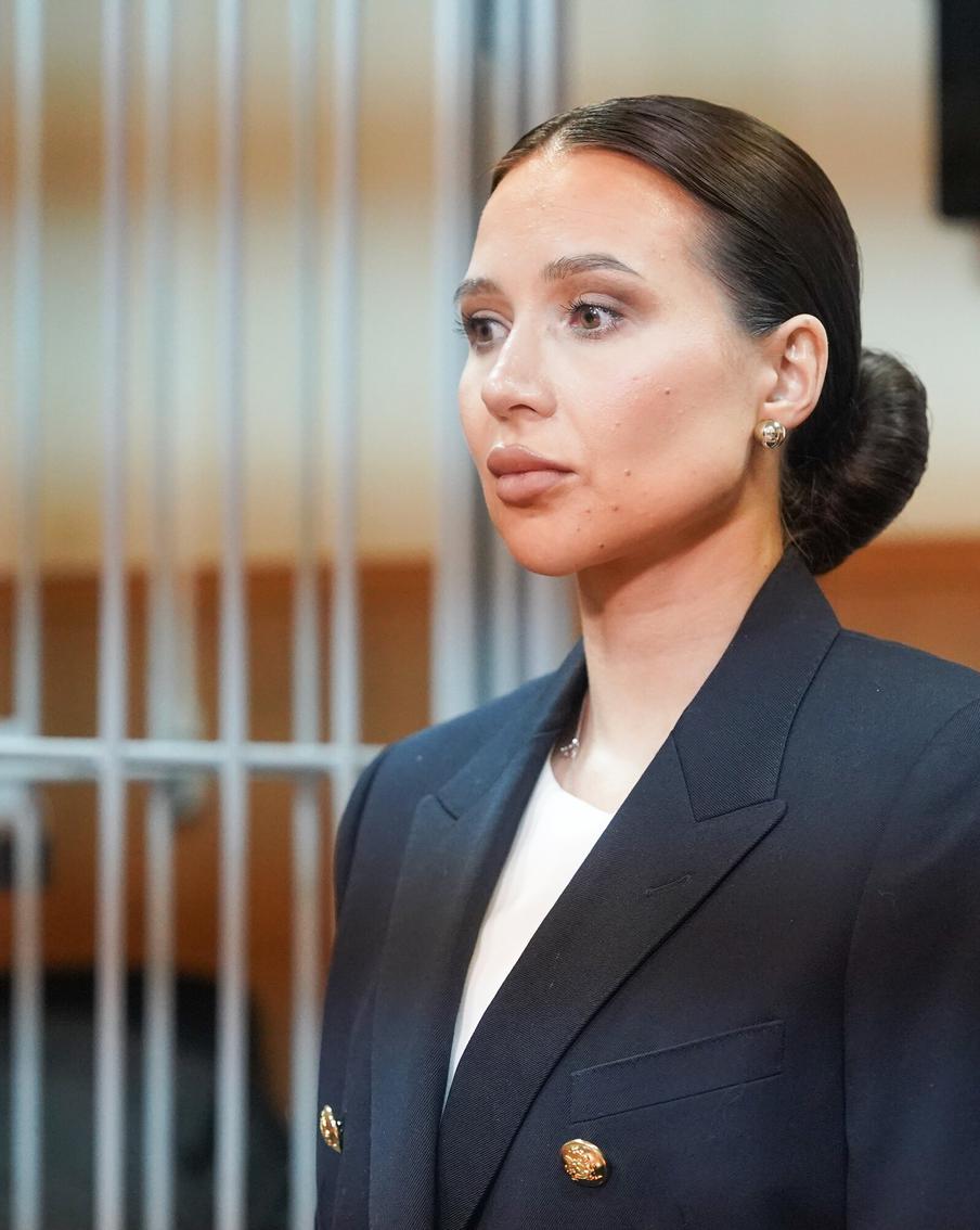 Врачи нашли у блогера Лерчек раковые клетки и метастазы в лёгких. Медики выявили у Валерии Чекалиной, которая находится под домашним арестом, раковые клетки и метастазы в лёгких. Об этом стало известно из сообщения Луиса Сквиччиарини, отца её ребёнка, которое он опубликовал в социальных сетях