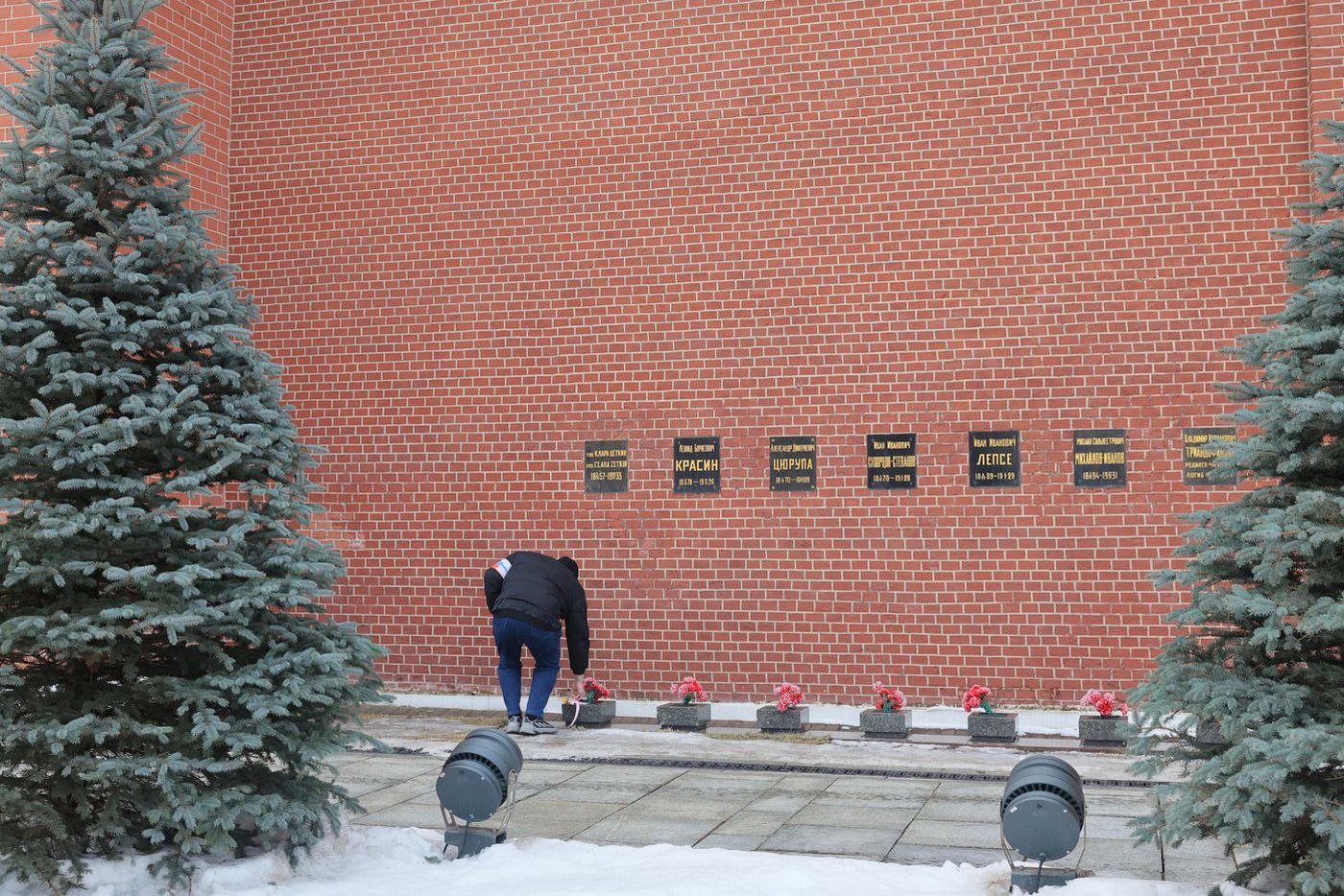 Цветов у других могил гораздо больше – сегодня о Кларе Цеткин мало кто помнит.