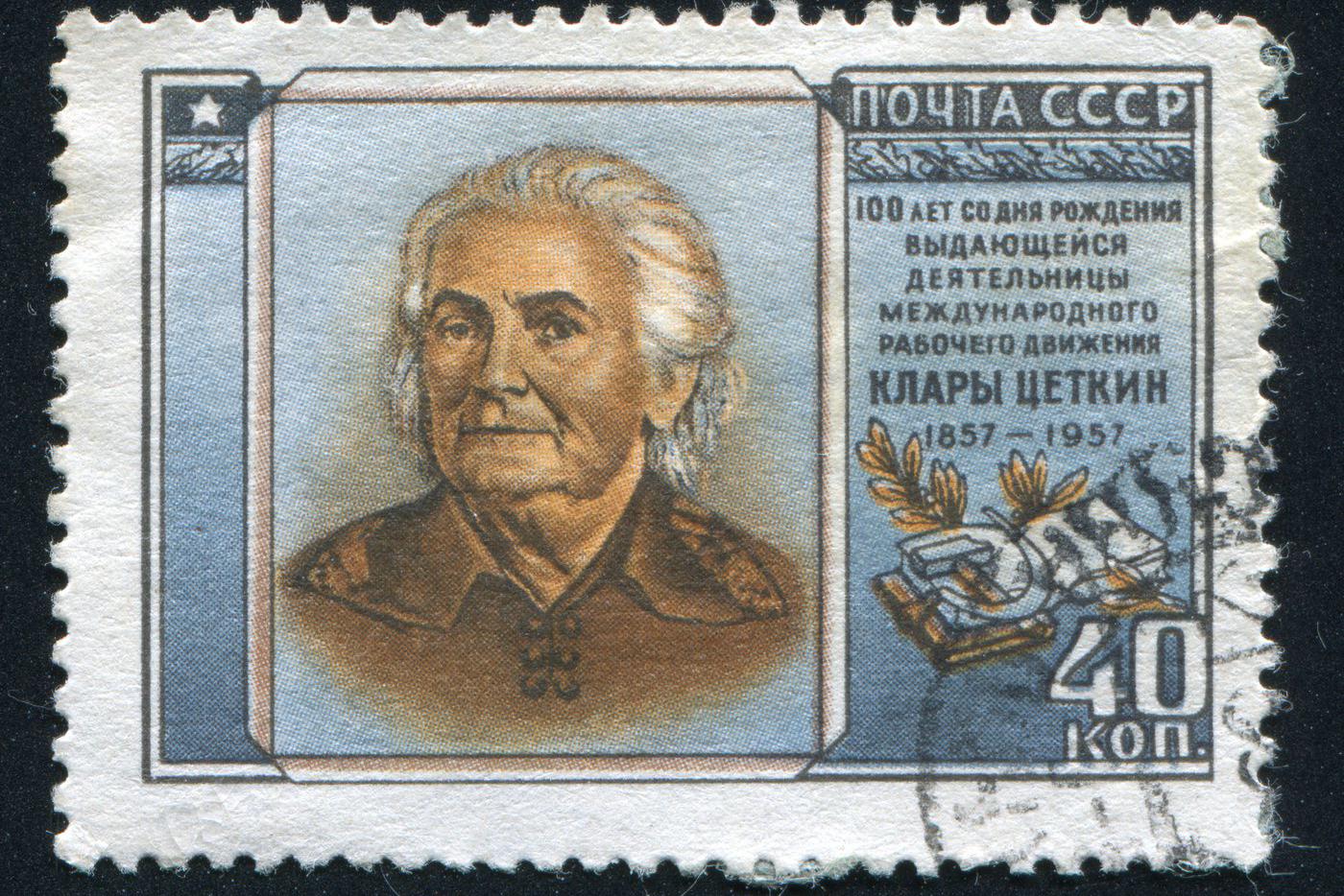 Портрет Цеткин на почтовой марке, приуроченной к 100-летию со дня её рождения. Выпущена в 1957 году.