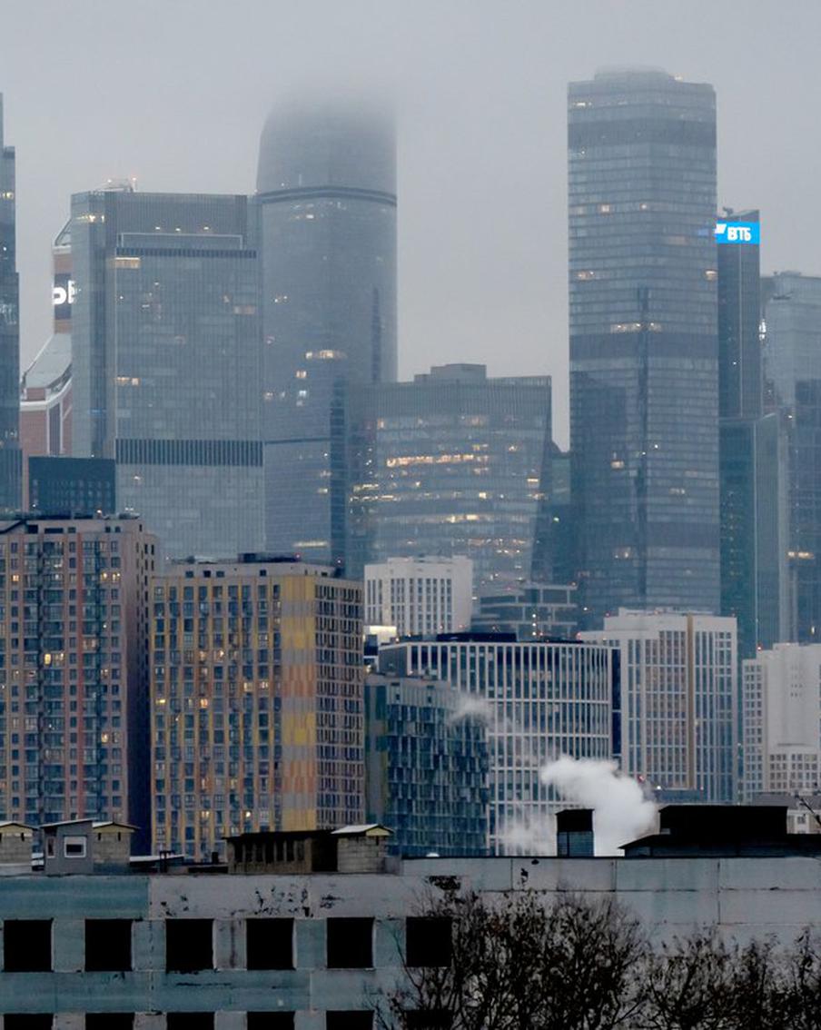 Число сбитых на подлёте к Москве дронов достигло шести. В ходе атаки на Москву в вечернее время 8 марта силами противовоздушной обороны Российской Федерации было уничтожено три беспилотных летательных аппарата (БПЛА). Данное событие стало третьей атакой БПЛА на столицу за сутки. В общей сложности с начала дня было ликвидировано шесть беспилотников, направлявшихся в сторону Москвы