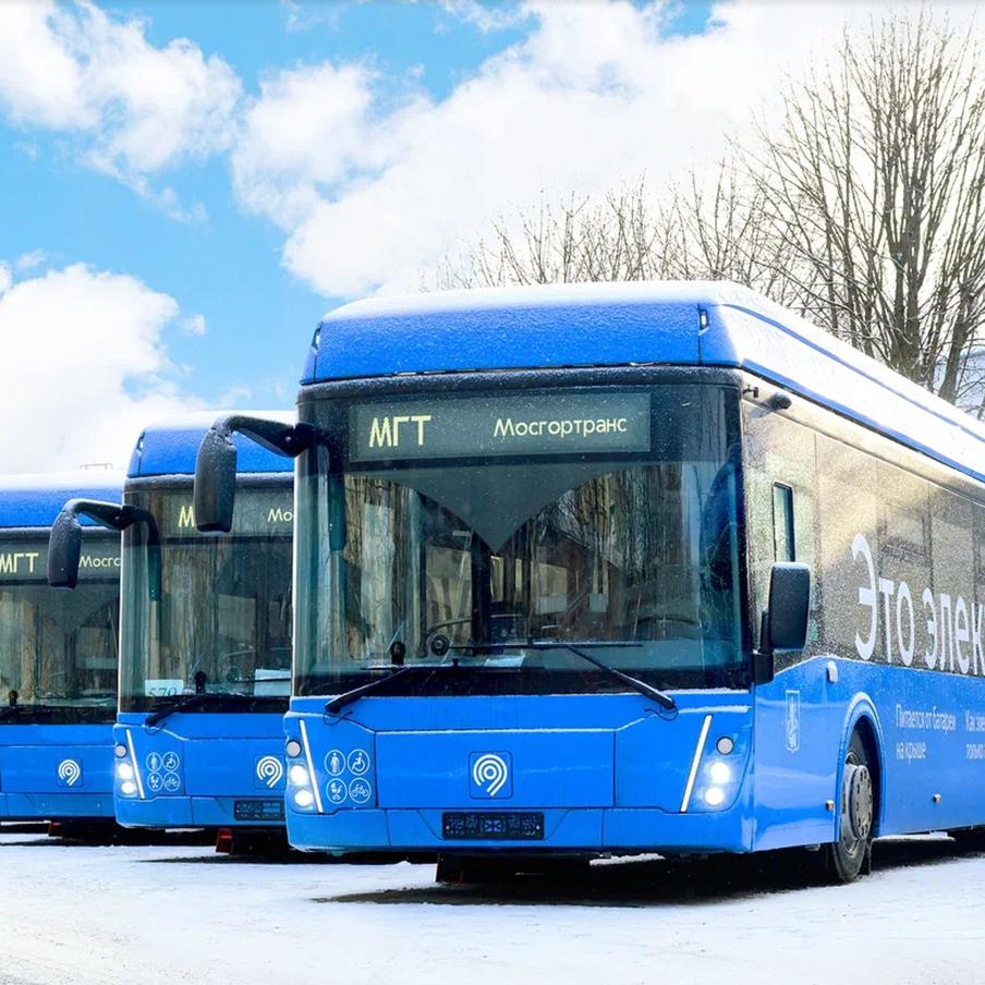 Электробусы вышли на два маршрута в двух округах столицы. В столице продолжается реализация программы, направленной на улучшение качества поездок для москвичей и гостей города. Современные и безопасные электробусы, созданные с использованием передовых технологий, обеспечивают комфортный и безопасный доступ к станциям метро и важным социальным и культурным объектам
