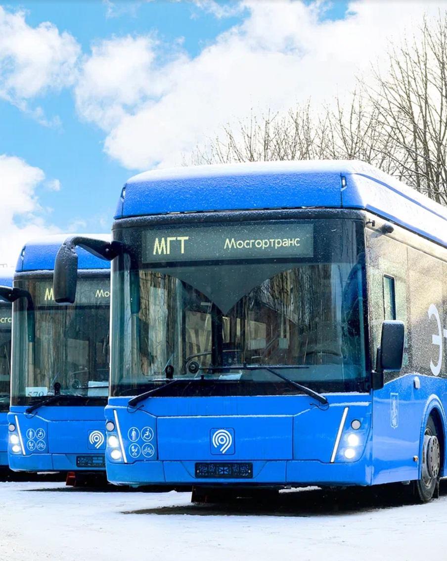 Электробусы вышли на два маршрута в двух округах столицы. В столице продолжается реализация программы, направленной на улучшение качества поездок для москвичей и гостей города. Современные и безопасные электробусы, созданные с использованием передовых технологий, обеспечивают комфортный и безопасный доступ к станциям метро и важным социальным и культурным объектам