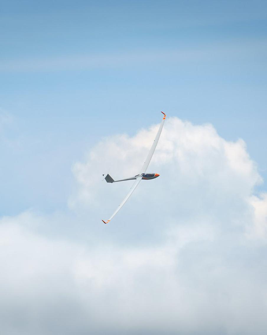 В Румынии задержали украинца-нелегала, пересёкшего границу на небольшом самолёте. В Румынии возбуждено уголовное дело в отношении гражданина Украины, который нелегально пересёк государственную границу на небольшом самолёте. Как сообщает румынский телеканал Digi24, инцидент произошёл в воскресенье утром в районе Фрэтэуций Векь, расположенном в уезде Сучава